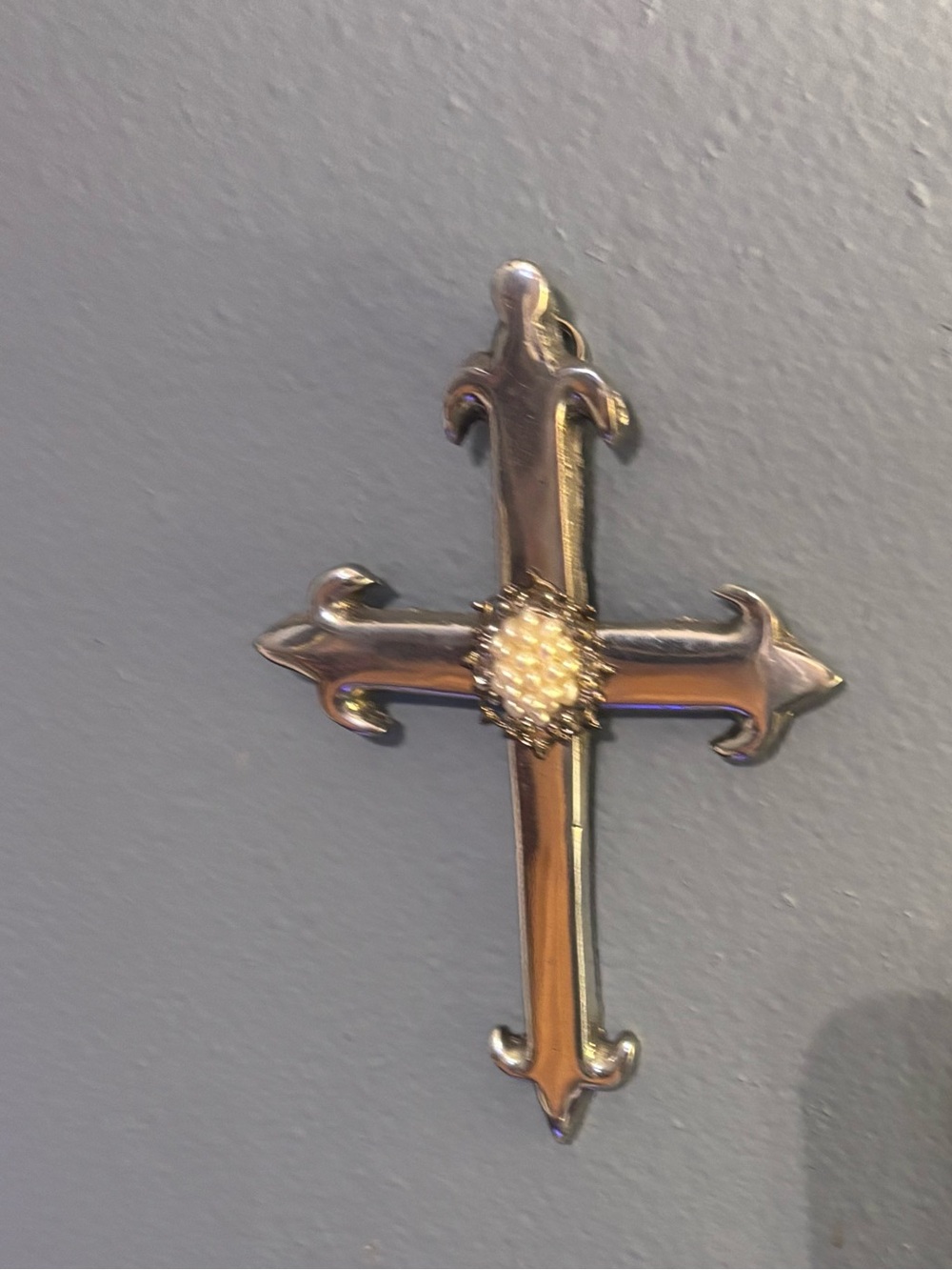 Ornate wall hanging Cross in Shiny Silver Tone pewter.